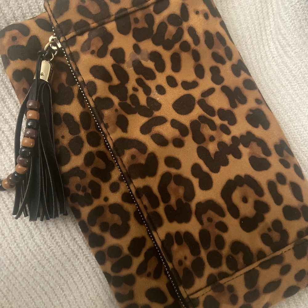 Leopard clutch
